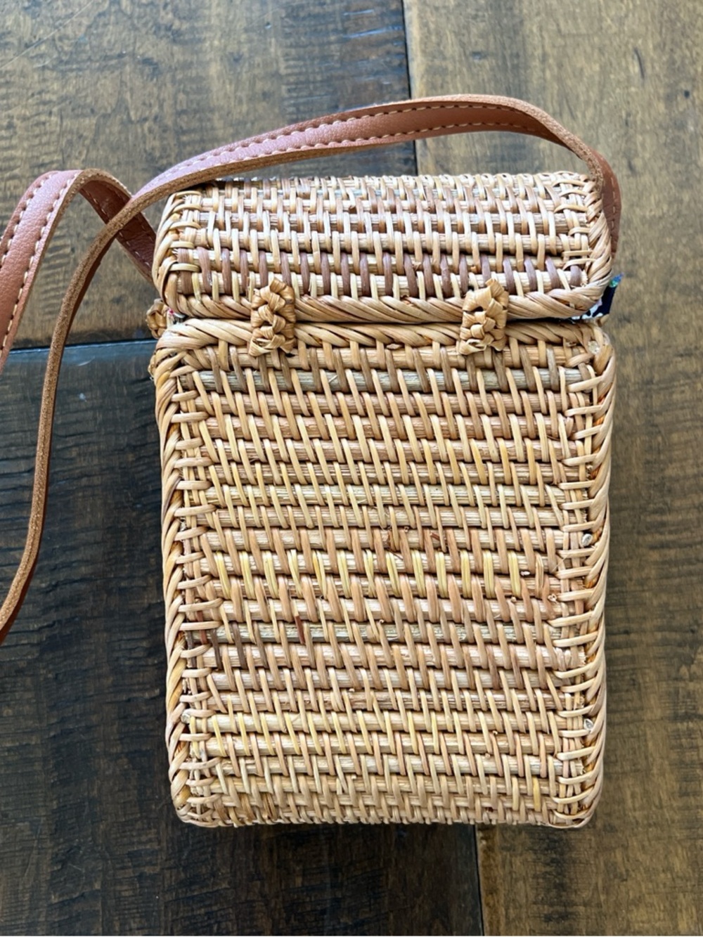Woven straw rattan crossbody bag with leather strap, floral interior. - Picture 2 of 6
